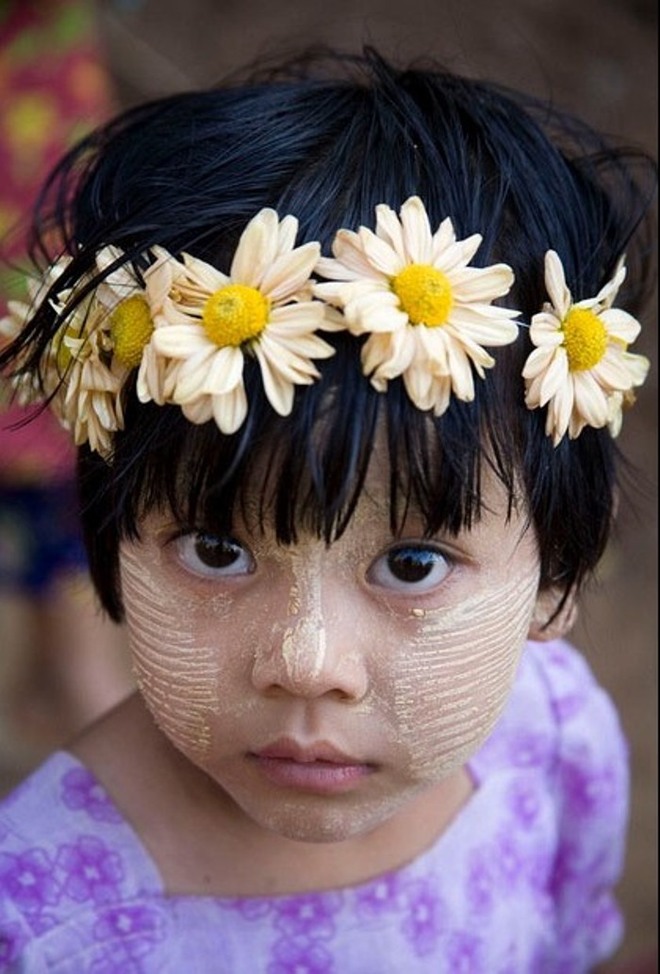 Trẻ em trên phố ở Myanmar buôn bán những vật lưu niệm cho khách du lịch như vòng hoa, vòng cổ, các viên đá nham thạch... Người dân Myanmar thường dùng  thanaka - một loại bột làm từ vỏ cây, bôi chúng lên mặt để bảo vệ da khỏi ánh mặt trời.